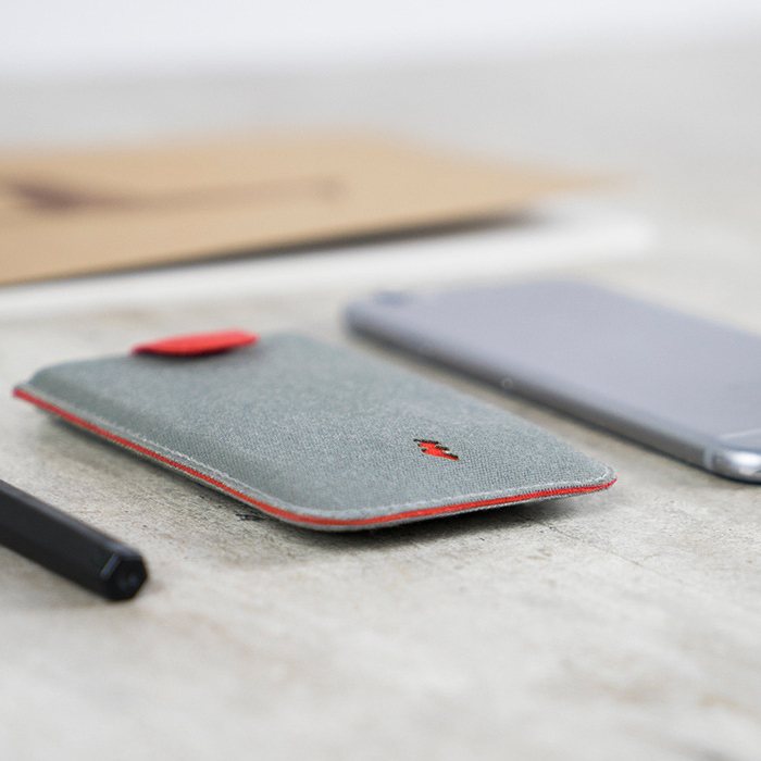 Slim Pull-Out Cascading Card Holder