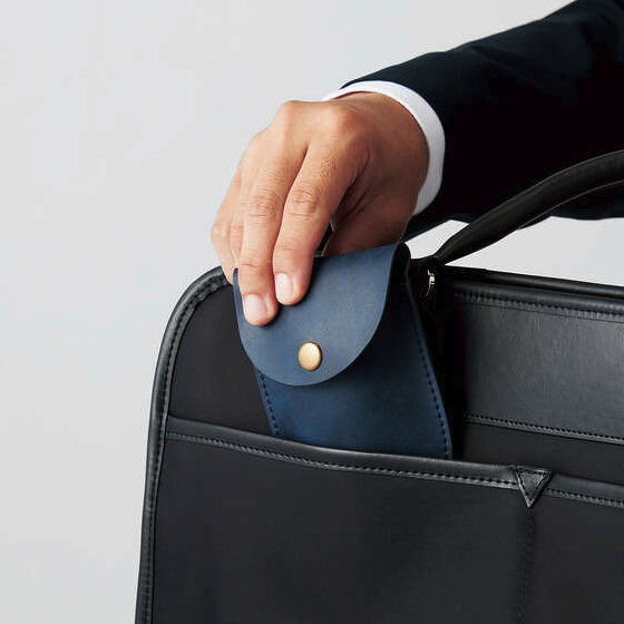 ELECOM Bluetooth 2.4GHz Mouse ( With Leather Pouch ) 