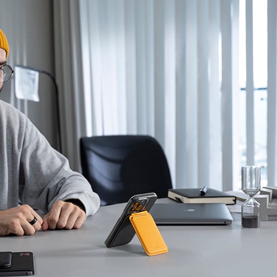 Flipp Magnetic Card Holder with Stand