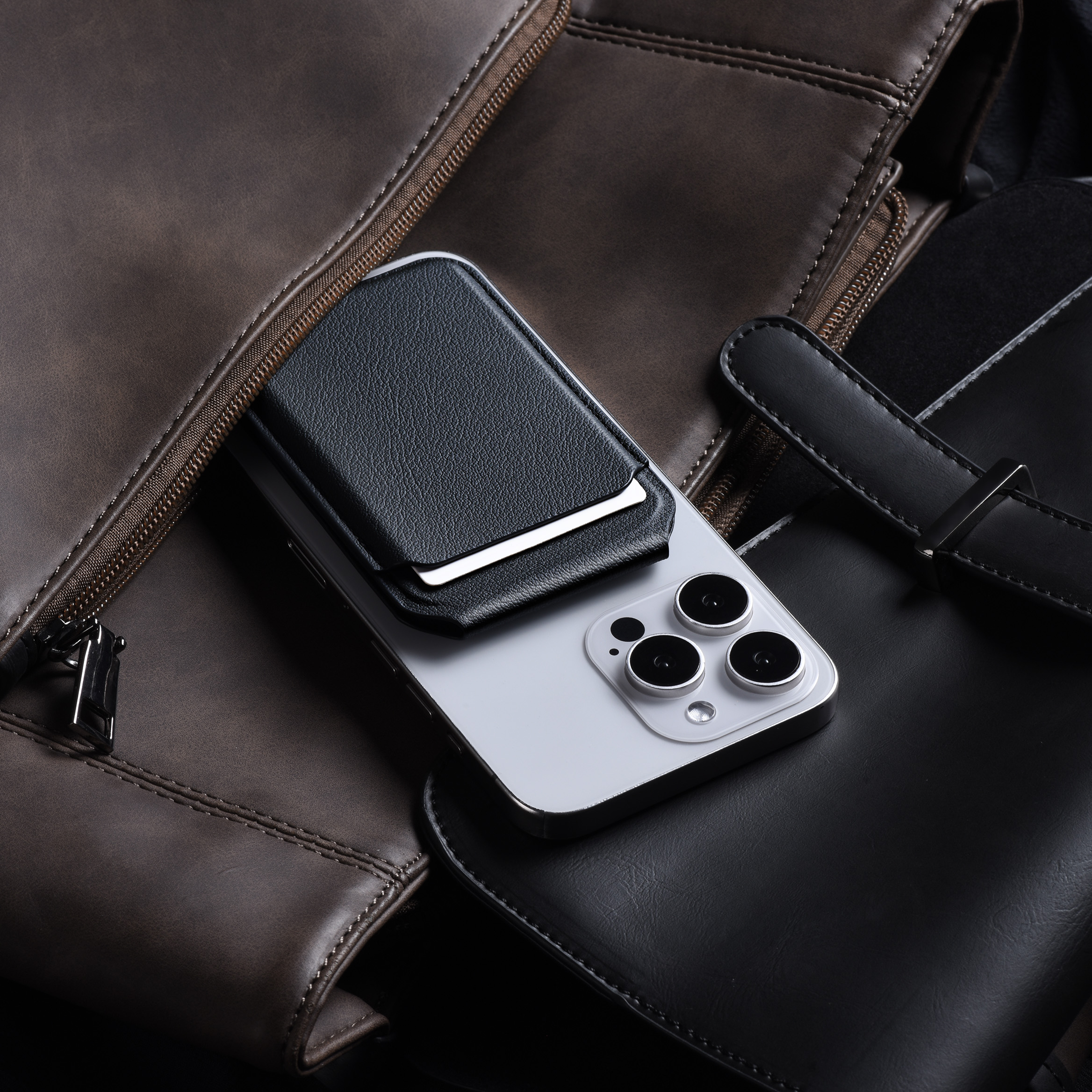 SOLARIS Magnetic Wallet Stand